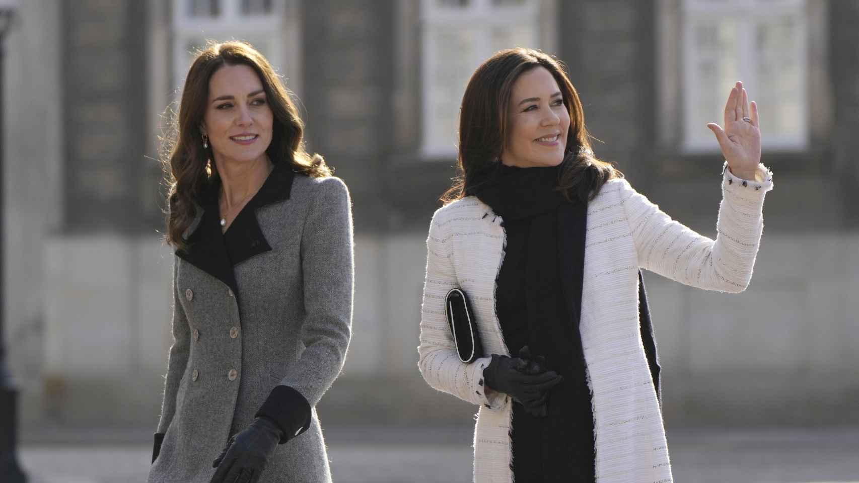 Kate Middleton  y Mary de Dinamarca a las puertas de palacio de Christian IX este miércoles 23 de febrero.