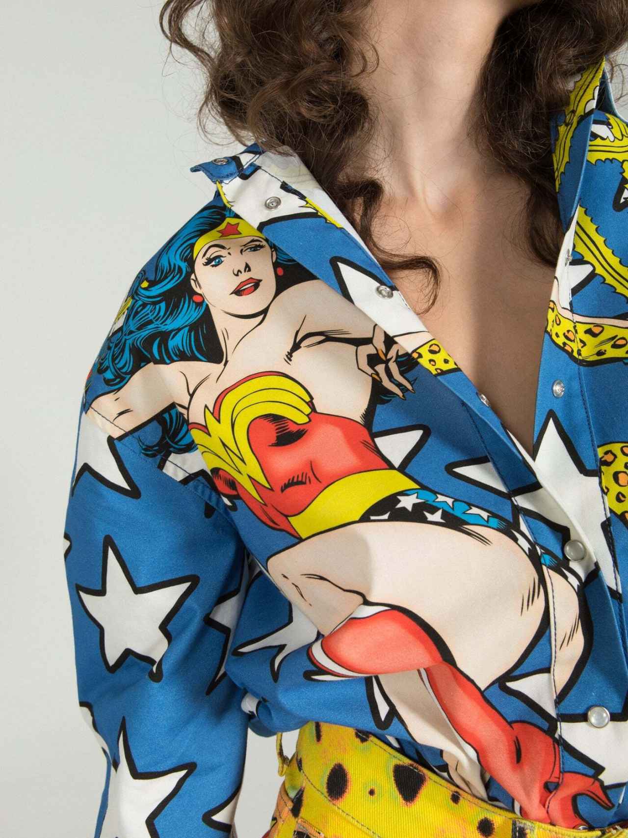 Los detalles de la camisa de 'Wonder Woman' que ha llevado Paula Echevarría.