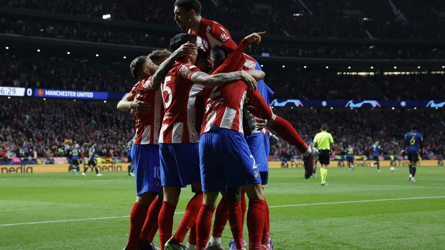 Piña de los jugadores del Atlético de Madrid celebrando su gol