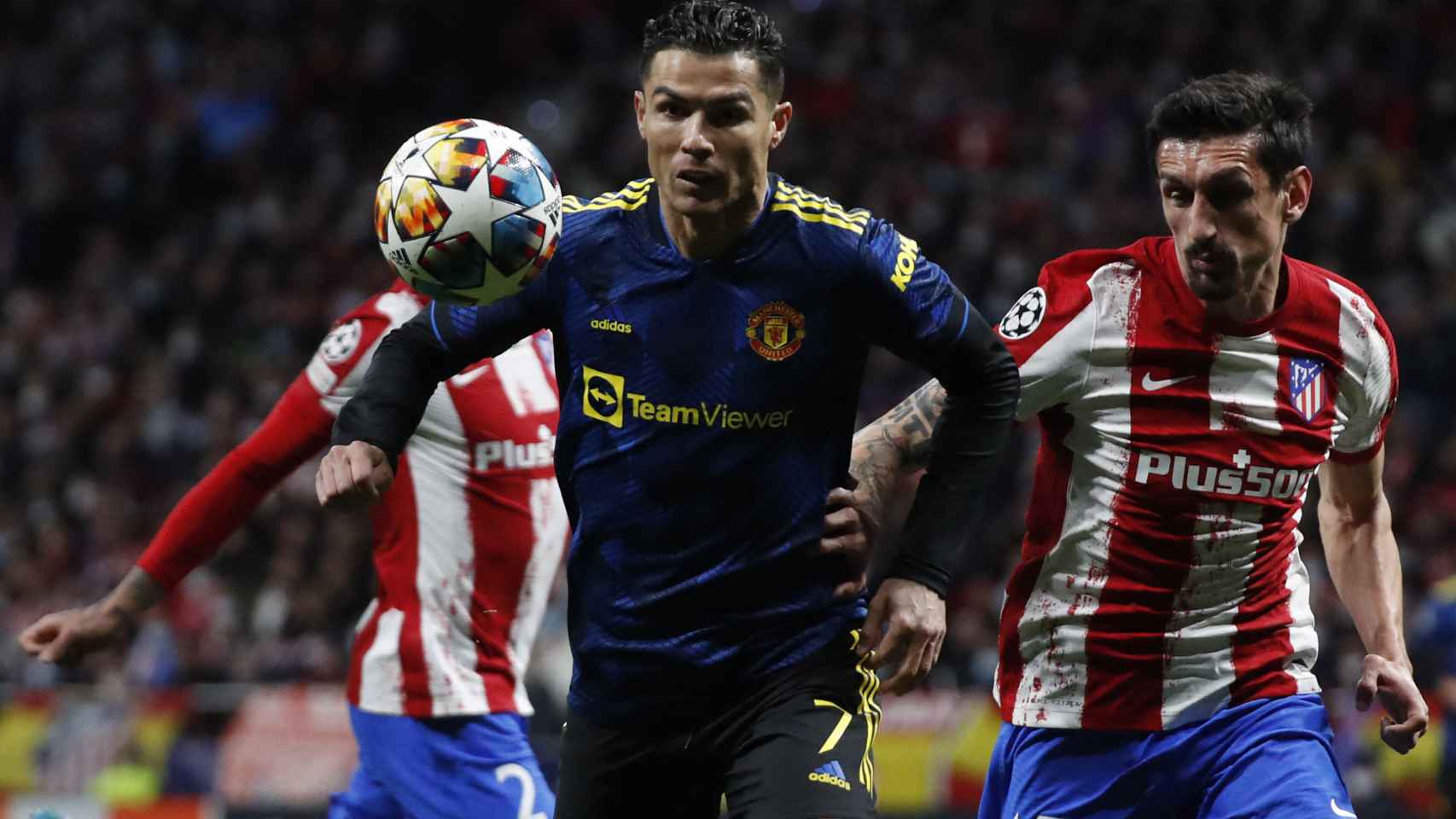 Cristiano Ronaldo peleando un balón ante la presión del Atlético
