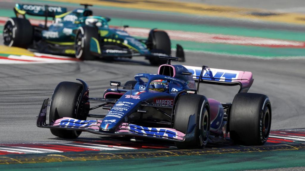 Fernando Alonso, rodando con su Alpine A522 en el Circuito de Montmeló durante la primera jornada de test de Fórmula 1.