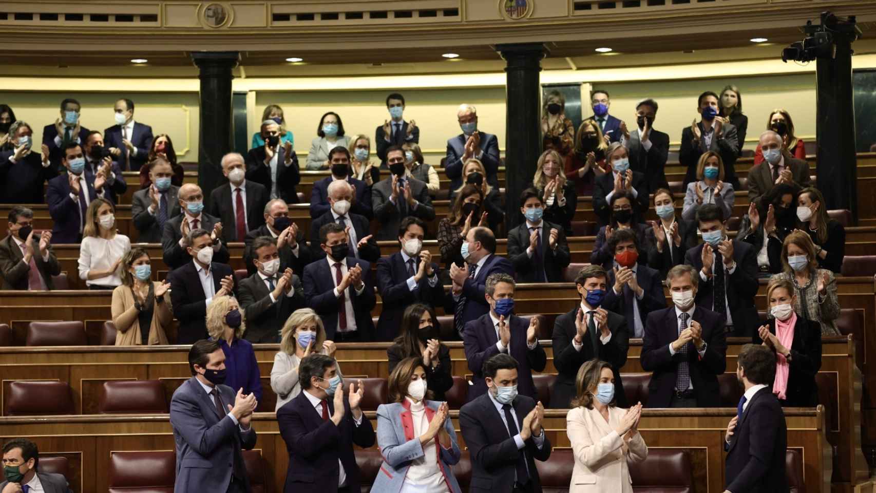 Pablo Casado se despide de su grupo parlamentario en el Congreso.