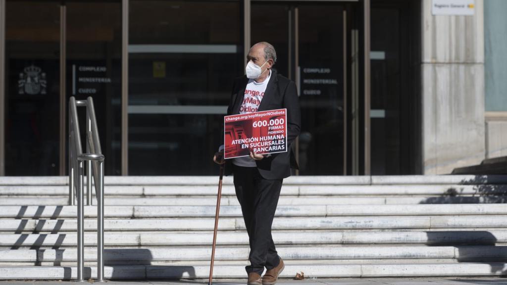 Carlos San Juan, el hombre que recogió más de 600.000 apoyos con su campaña 'Soy Mayor, No Idiota', sale del Ministerio de Asuntos Económicos.