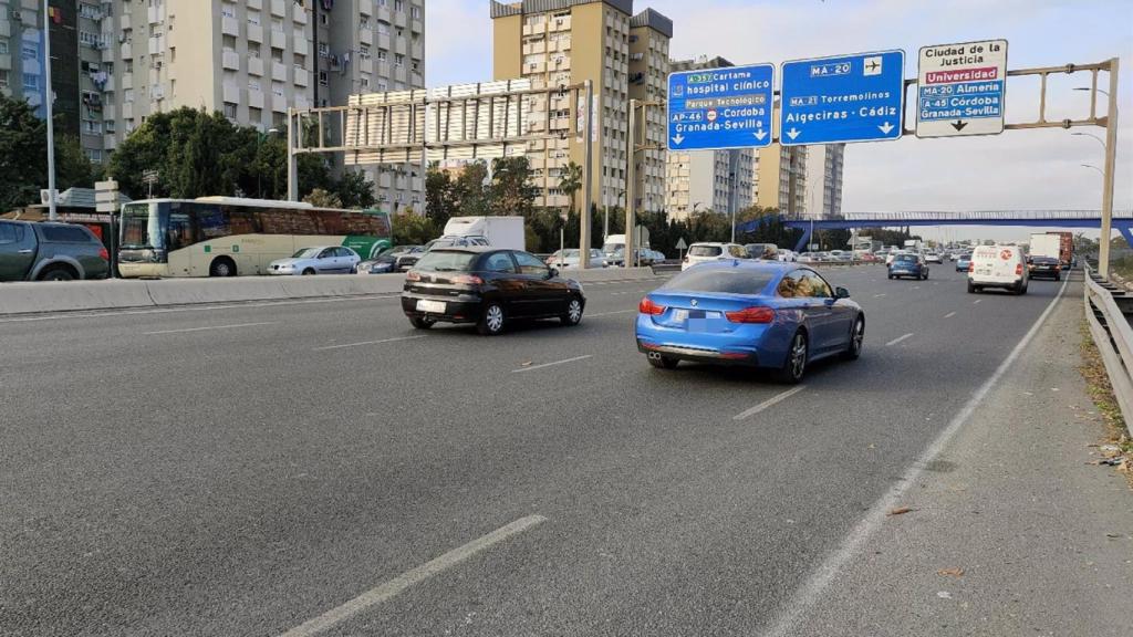 Vía en la que se ha producido el accidente de tráfico entre dos vehículos, a la salida de Málaga.