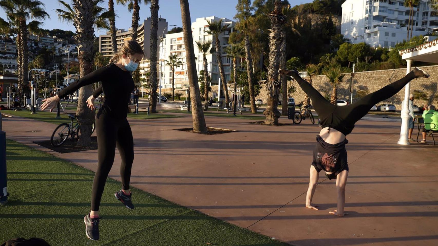 Un grupo de personas practican deporte al aire libre.