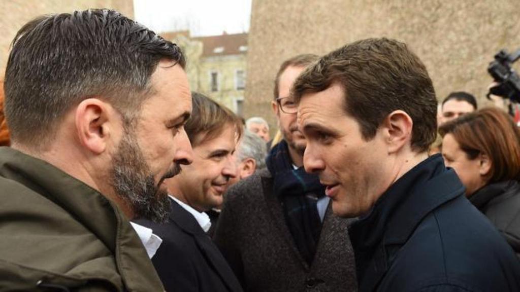 Pablo Casado junto a Santiago Abascal en la plaza de Colón.