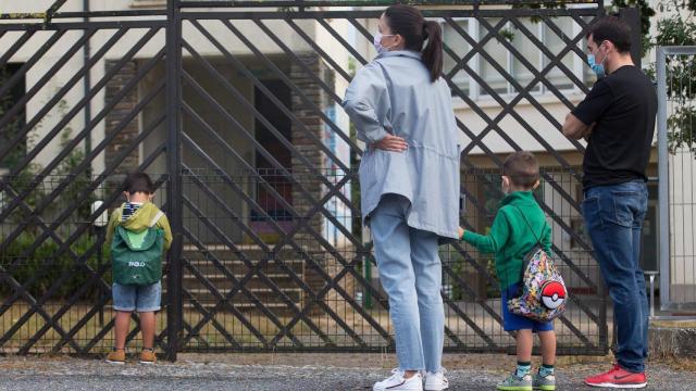 Dos niños pequeños junto a sus familiares