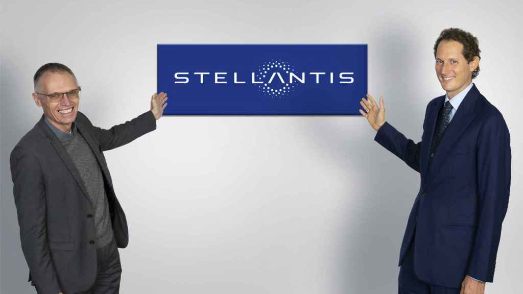 El consejero delegado y el presidente de Stellantis, Carlos Tavares (izda.) y John Elkann.