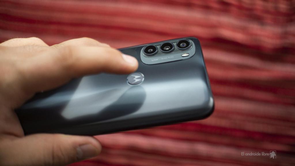 Dedo en el lector de huellas del Motorola Moto G71