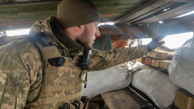 Soldado de la resistencia ucraniana en una zona de combate al este del país.