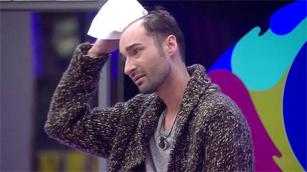 El momento en que Miguel Vilas se desprende de la prótesis capilar en 'GH 17'.