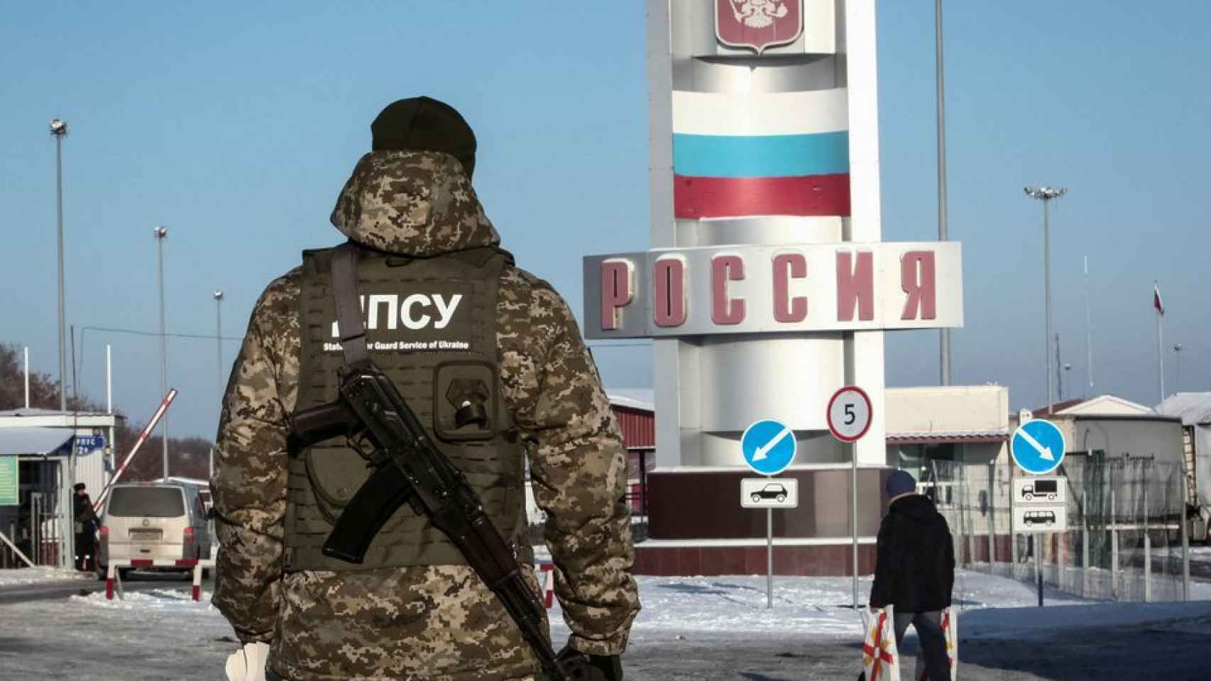 Un guardia de fronteras ucraniano, en un punto de cruce en Kharkiv.