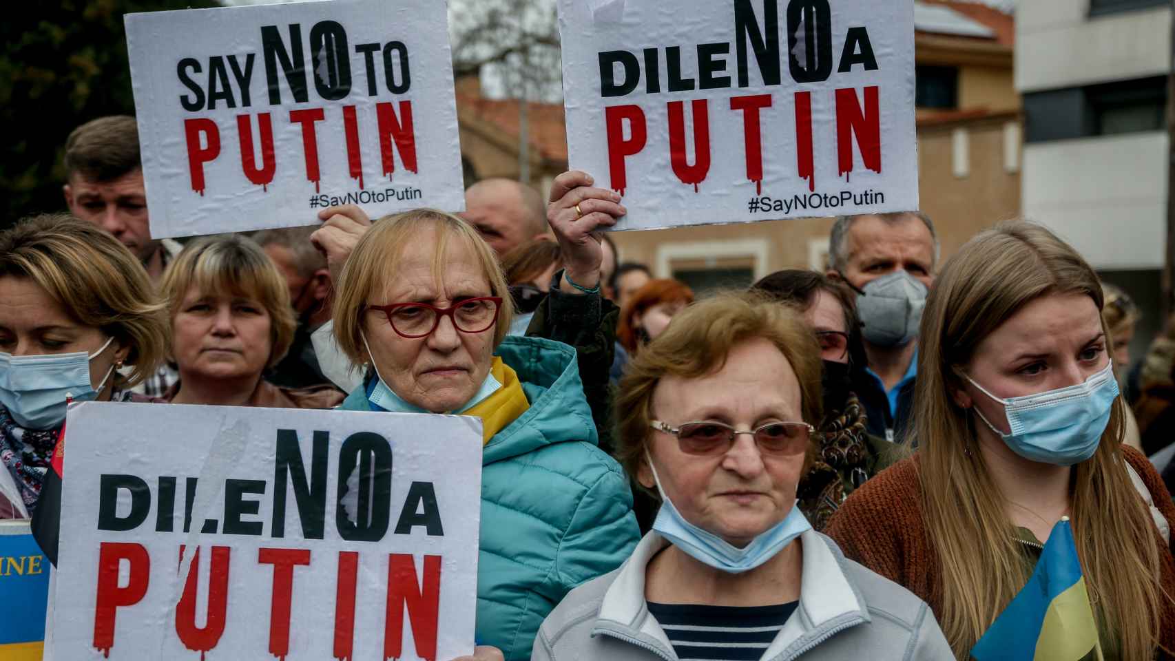 Un grupo de ucranianos se concentra ante la embajada rusa en Madrid tras los primeros ataques rusos registrados en Ucrania.