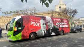 El autobús de Vox con imágenes de Chaves y Griñán en su campaña del 28-F.
