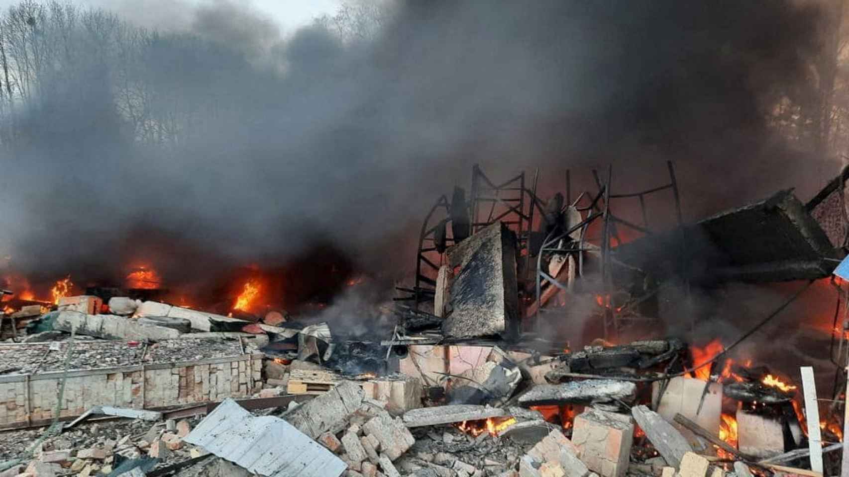 Edificio bombardeado por las tropas ruras en la región de Kiev.