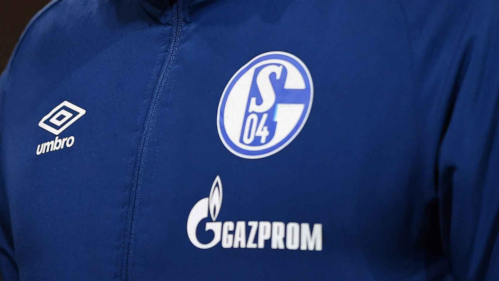 El logo de la empresa gasística rusa Gazprom, en la equipación del club de fútbol alemán Schalke 04.