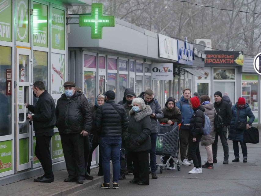 Colas en los comercios ucranianos.