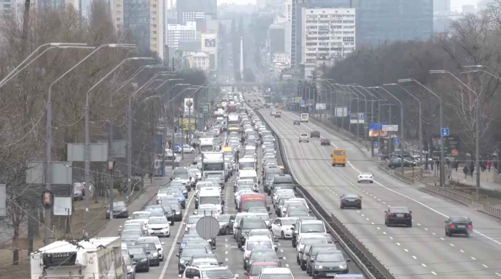 Carreteras de Kiev, con los carriles de salida llenos.