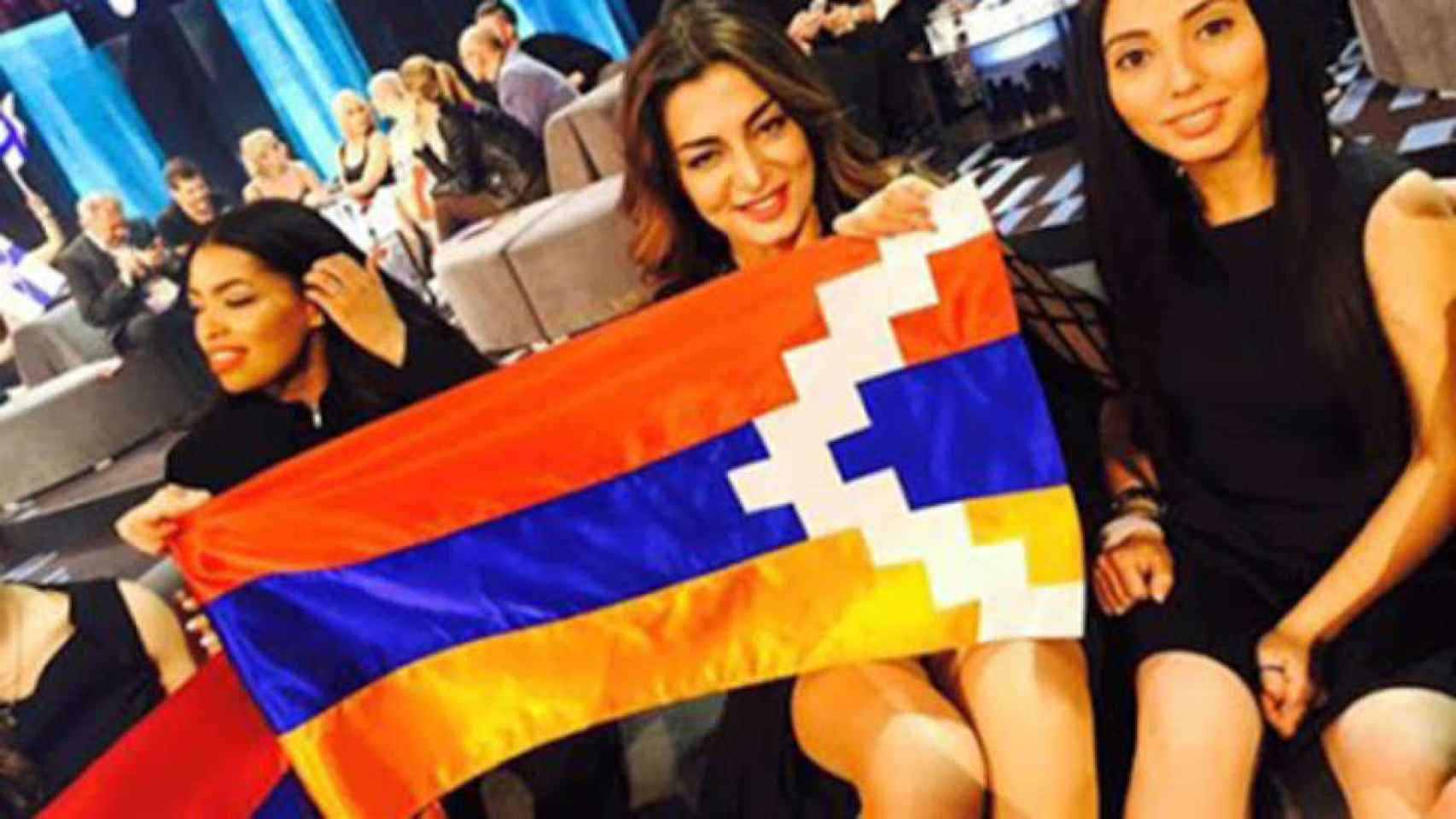 La representante de Armenia en Eurovisión 2016 lució una bandera del Alto Karabaj.