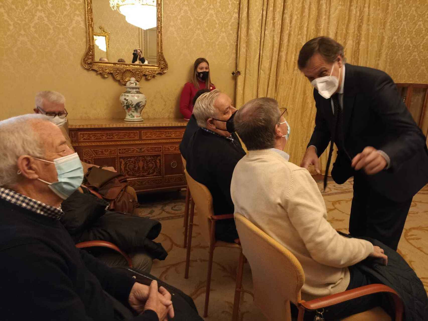 El alcalde de Salamanca, Carlos García Carbayo, saluda a los mayores