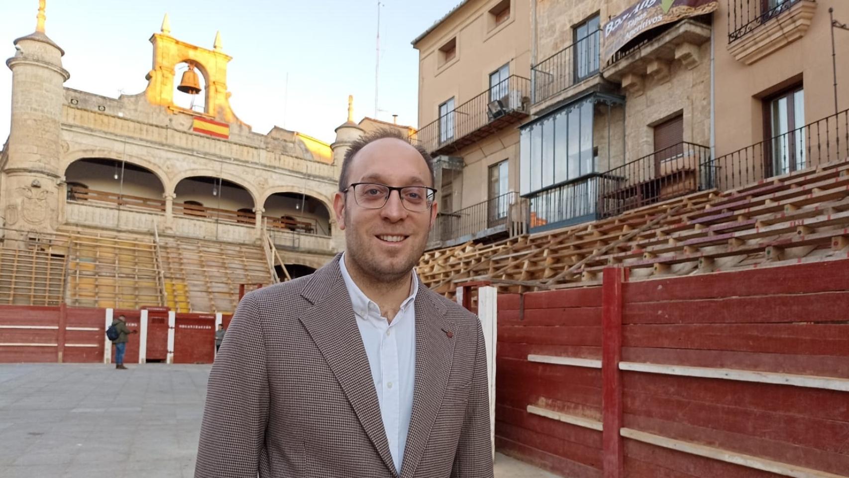 El alcalde de Ciudad Rodrigo, Marcos Iglesias, en la Plaza Mayor, que hace también de coso taurino