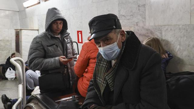 Ciudadanos de Járkov, en el noreste de Ucrania, refugiados en una estación de metro local.