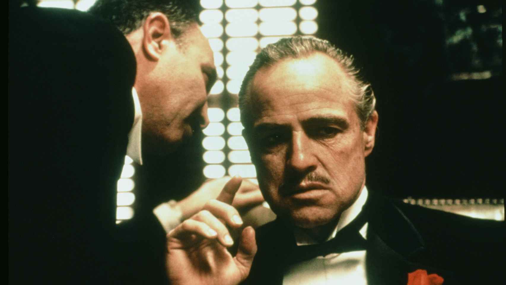 Don Vito Corleone (Marlon Brando) en la penumbra de su despacho