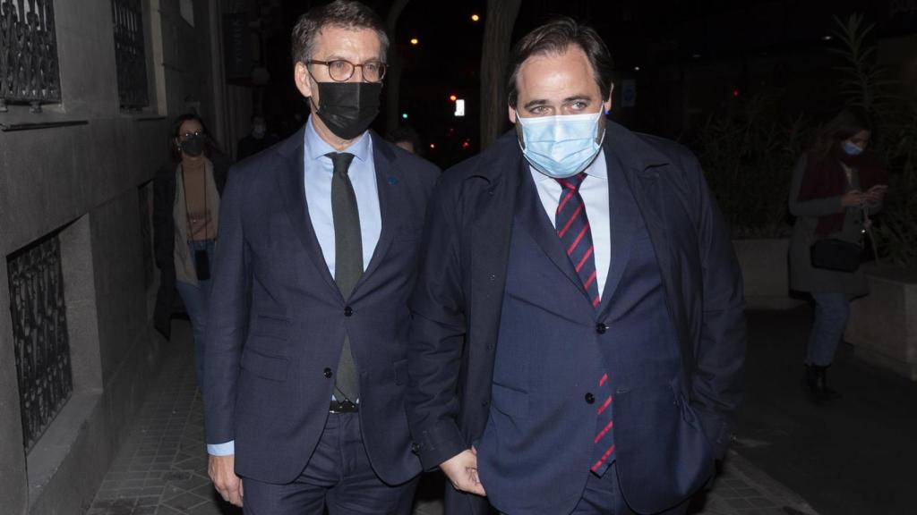 El presidente de la Xunta de Galicia, Alberto Núñez Feijóo, y el presidente del PP de Castilla-La Mancha, Paco Núñez, a su salida de la sede de Génova, a 23 de febrero de 2022, en Madrid. Foto: Alberto Ortega - Europa Press