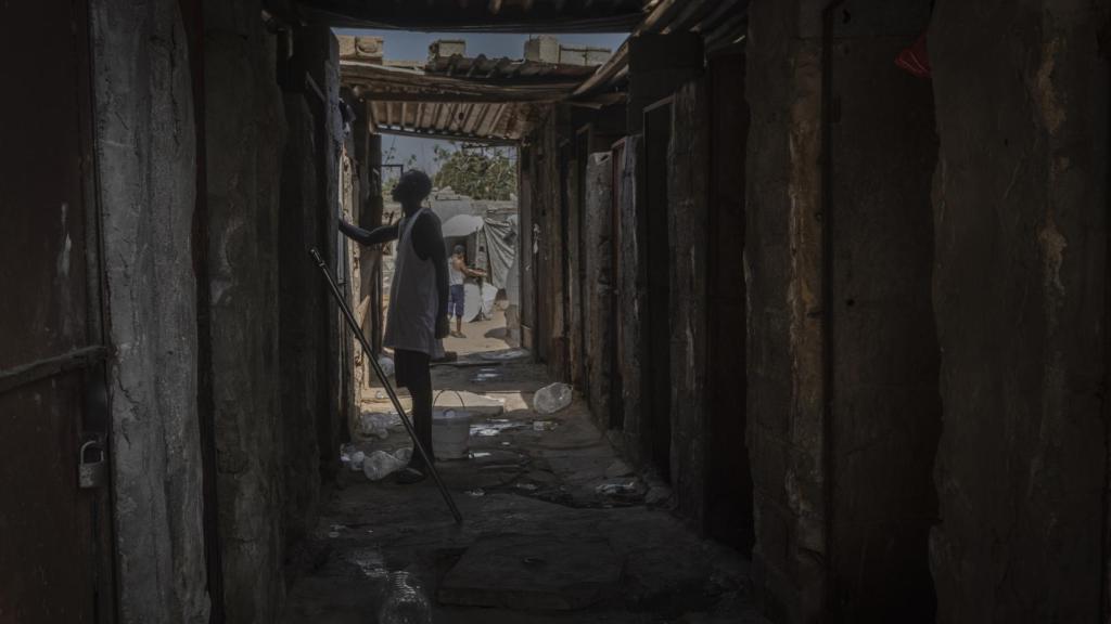 Un hombre a la entrada de un asentamiento en Saraj, Libia, donde conviven varios refugiados.