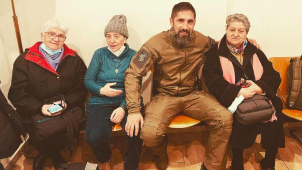 El inspector junto a tres hermanas dominicas en Kiev durante la evacuación.