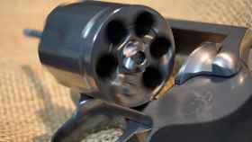 Una 'ruleta rusa' en un revólver de marca Colt.