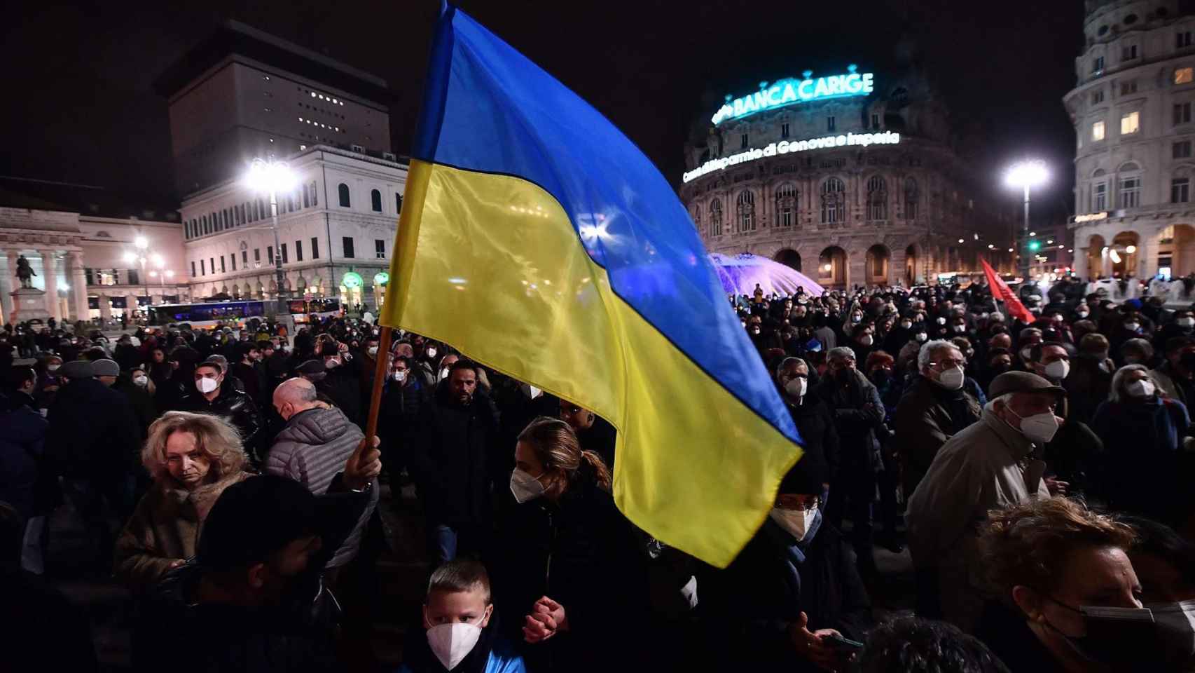 Ciudadanos ucranianos e italianos protestan en Genoa (Italia) contra la invasión de Ucrania por parte de Rusia.