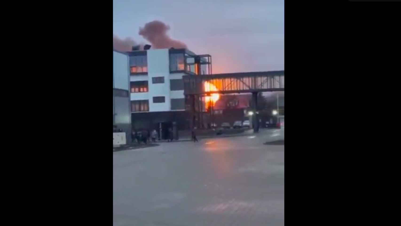 Un bombardeo en el aeropuerto de Ivano-Frankivsk.