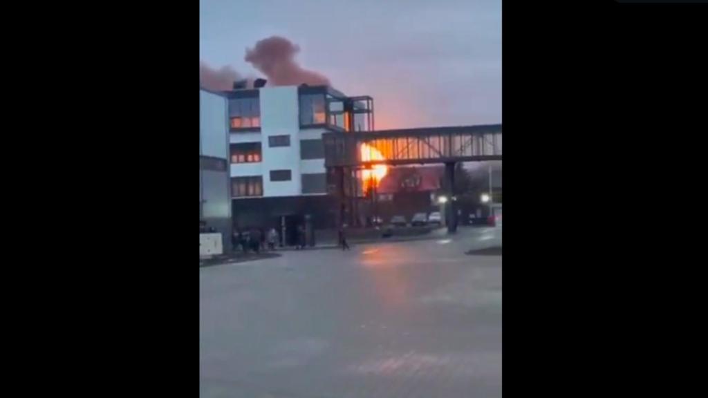 Un bombardeo en el aeropuerto de Ivano-Frankivsk.