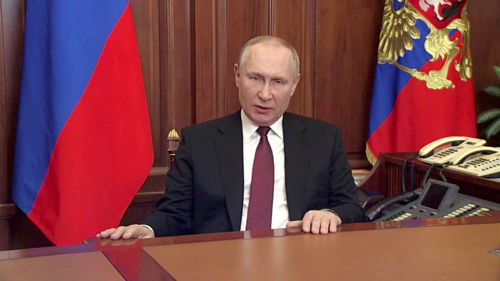 Vladimir Putin se dirige a la nación y a Occidente para anunciar la invasión de Ucrania y amenazar a quien se interponga.
