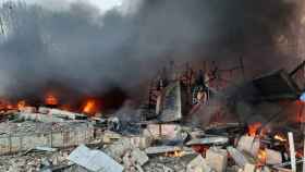 Una edificio de la región de Kiev en llamas tras el bombardeo de las tropas rusas.