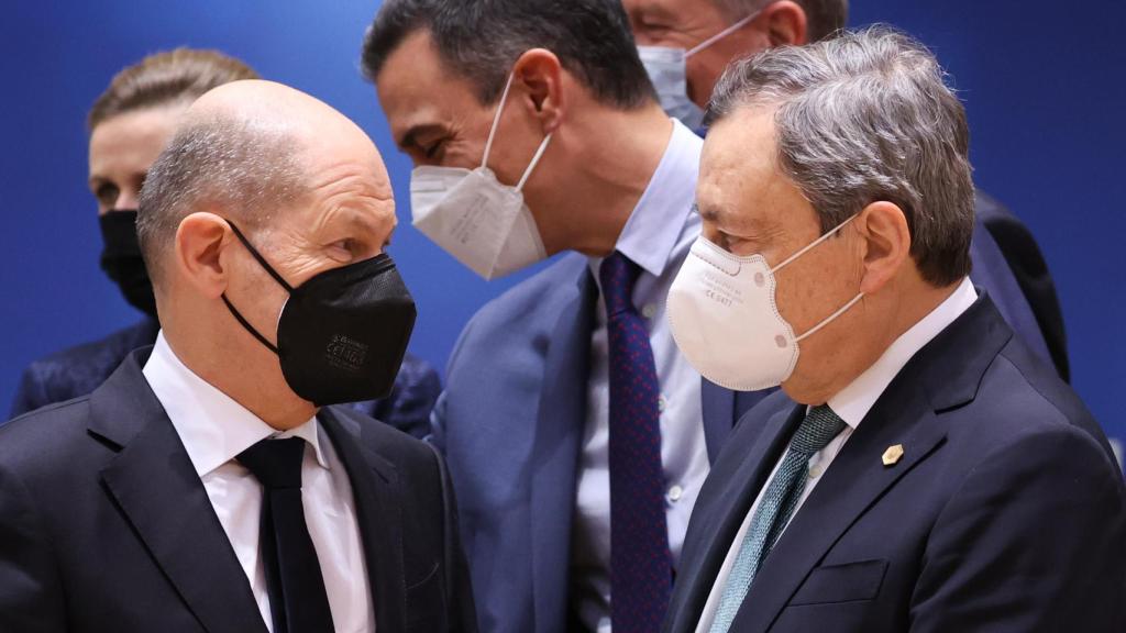 Olaf Scholz, Pedro Sánchez y Mario Draghi, durante la cumbre de este jueves en Bruselas