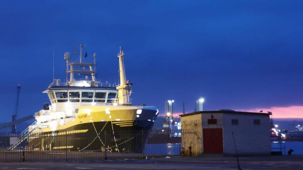 El pesquero Polar Bay atracado en el muelle de Calvo Sotelo.