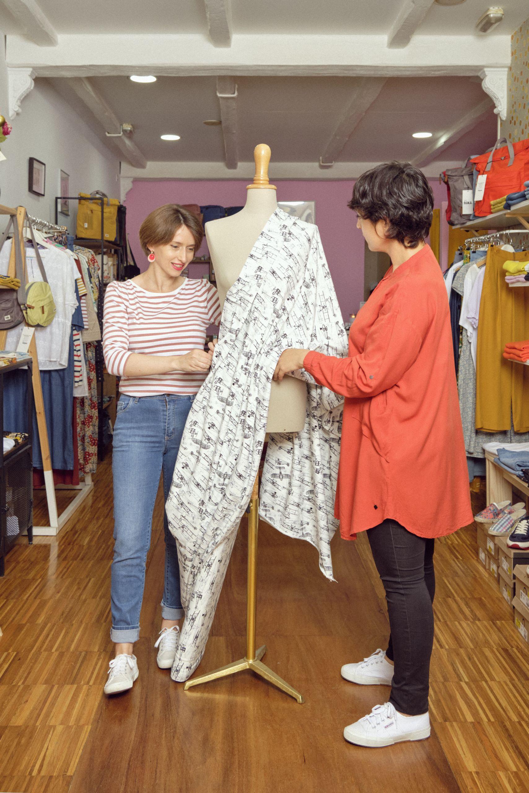 Sara Álvarez Bermúdez y Olalla Casás Barreiro en la tienda de La Böcöque (Cedida).