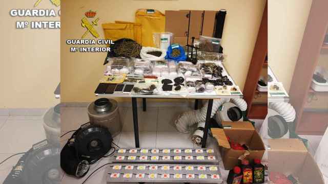 Efectos intervenidos por la Guardia Civil en un operativo con envíos con droga interceptados en un servicio de paquetería en Cambados (Pontevedra).