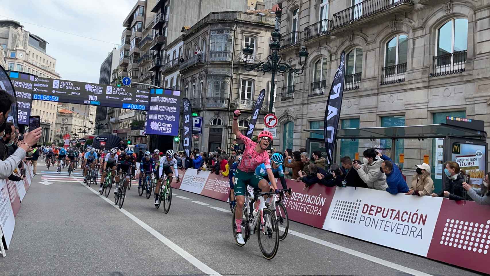 Magnus Cort celebra la victoria en la llegada a Vigo de la primera etapa de O Gran Camiño.