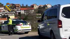 La Guardia Civil intercepta en Vilaboa (Pontevedra) una furgoneta de transporte escolar conducida por un taxista con positivo en drogas.