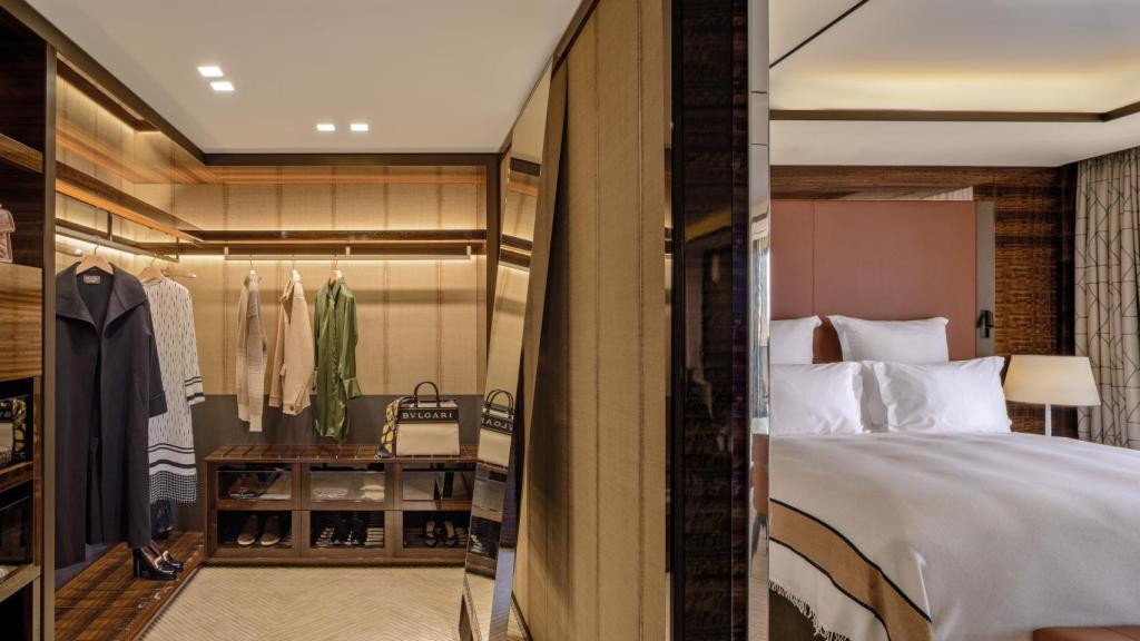 Imagen del vestidor de la suite del Hotel Bulgari.