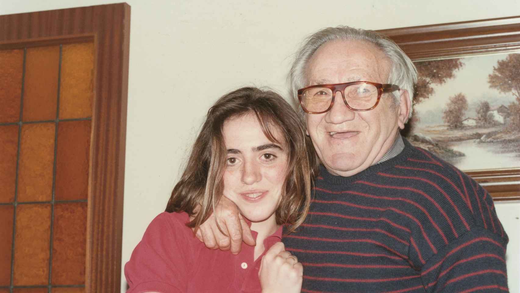 Carme con su abuelo materno, Paco Piqueras, anarquista.