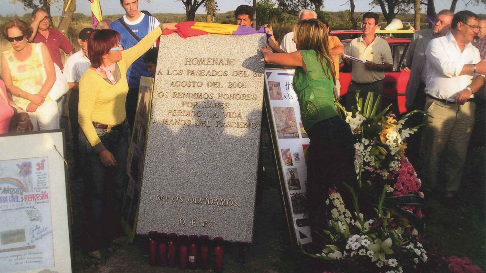 Carme Chacón en el homenaje a los 'paseados del 36', entre ellos su bisabuelo.