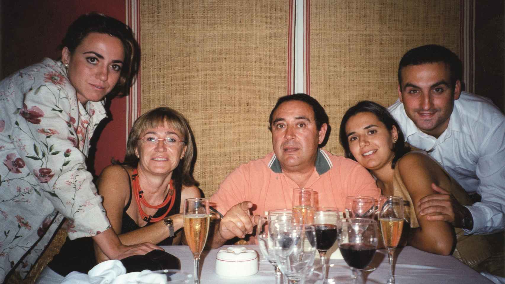 Carme con sus padres, Esther y Baltasar, y su hermana Mireia con su marido, el doctor Javier Tapia.