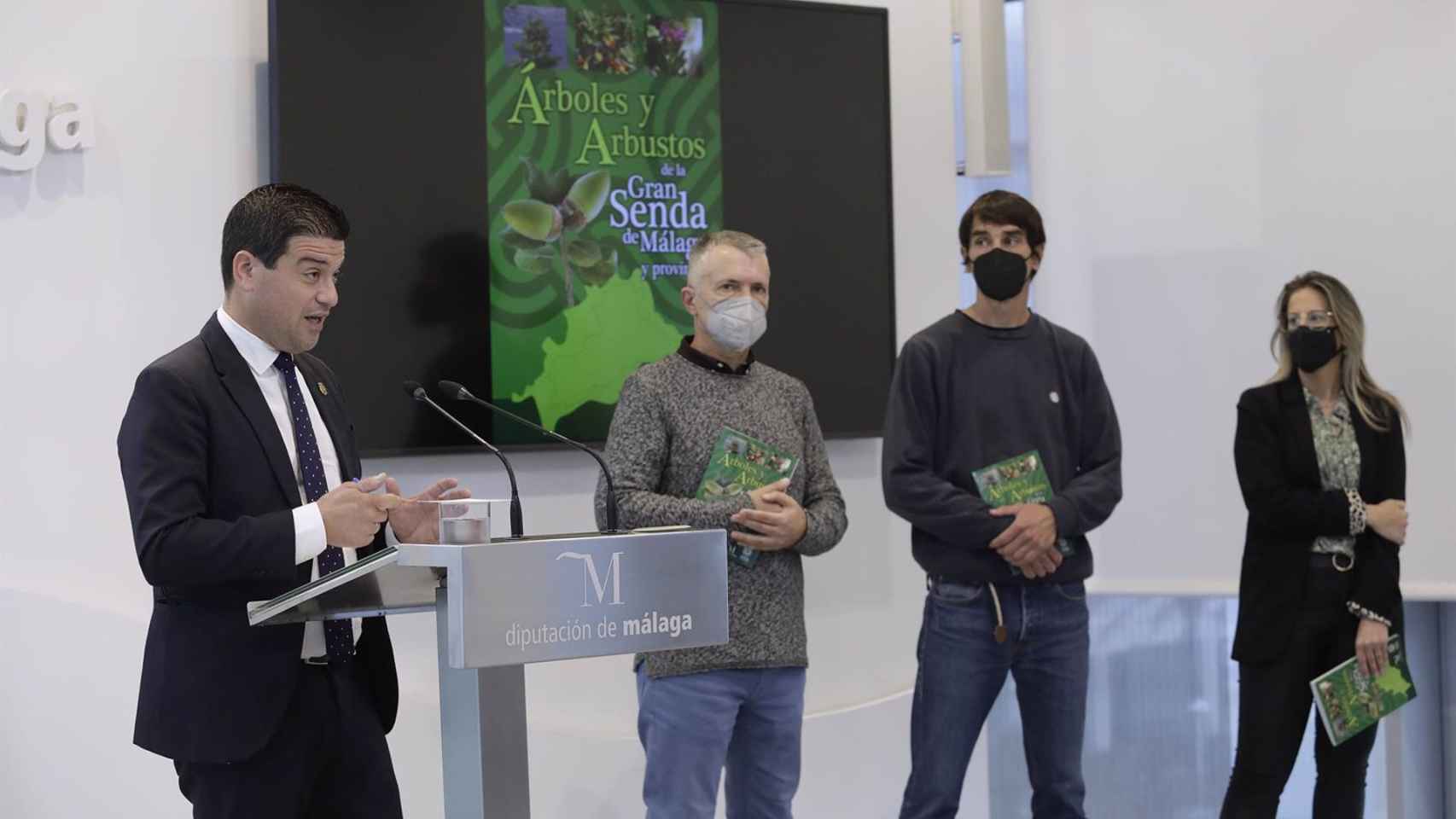 El diputado de Medio Ambiente, Cristóbal Ortega, presenta Árboles y arbustos de la Gran Senda de Málaga y provincia.
