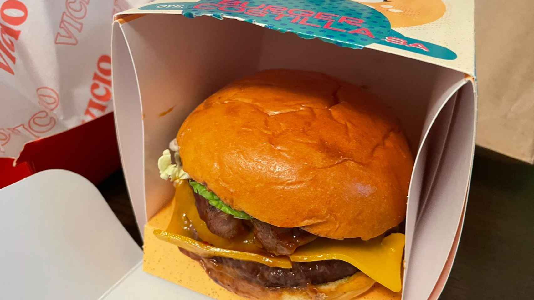 El empaquetado es lo más llamativo de esta hamburguesa.