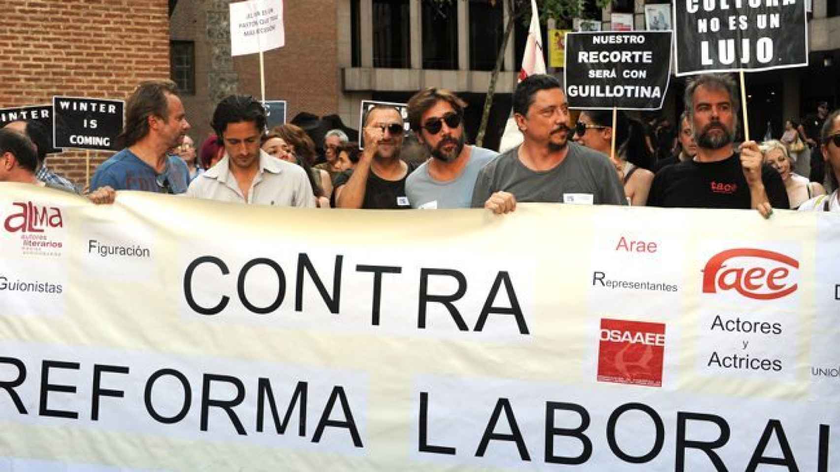 Los hermanos Bardem, durante una protesta contra la reforma laboral.