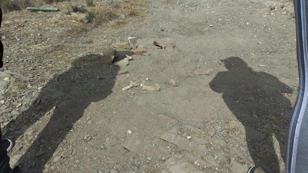 Los padres del bebé, este viernes, en el cerro que corona la Cueva de la Tía Petra de Águilas, donde fue hallado el neonato enterrado dentro de un tupper.